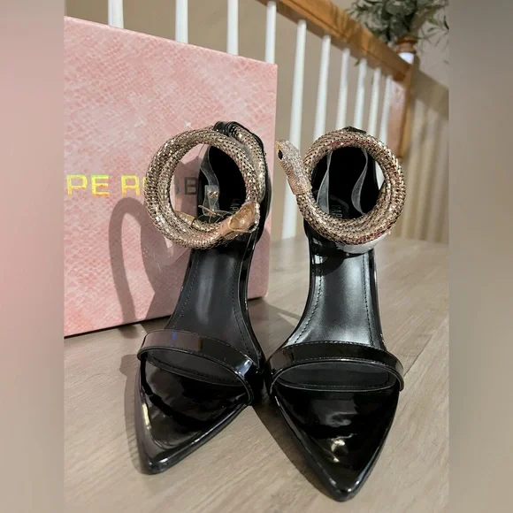 New Cape Robbin Black and Gold Women's Heels - Picture 3 of 8